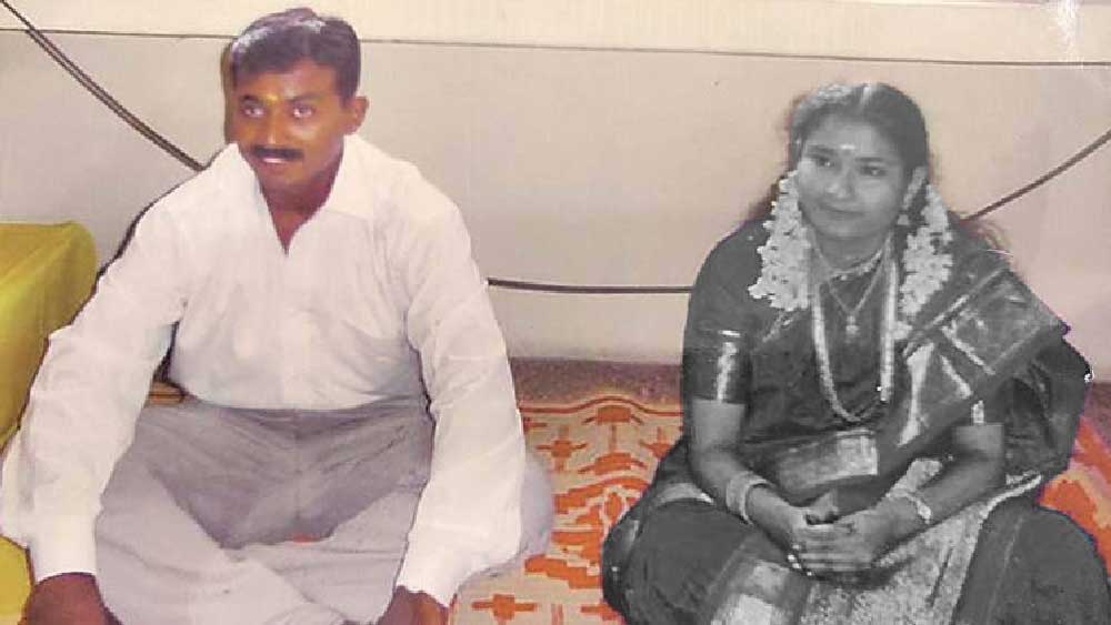 তদন্তকারীদের দাবি, বান্ধবীর সঙ্গে সম্পর্ক পাকা করতে ‘উপহার’ হিসাবে স্ত্রীকে খুন করেছিল তরুণ। ২০০৩ সালের ভ্যালেন্টাইন্স ডে-তে ওই খুনের ঘটনায় গুজরাত জুড়ে আলোড়ন ফেলে দিয়েছিল। খুনের ১৫ বছর পর অবশেষে ২০১৮ সালের ডিসেম্বরে ধরা পড়ে সে। তত দিনে নাম-পরিচয় ভাঁড়িয়ে ওর‌্যাকলের মতো বহুজাতিক সংস্থায় উঁচু পদে প্রায় ছ’বছর কাজ করে ফেলেছে সে। কোন ভুলে পুলিশের জালে পড়ল খুনি?