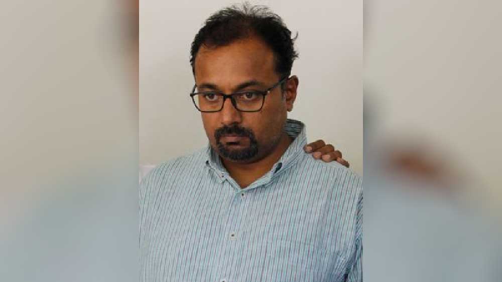 তরুণের মতো একমাথা ঘন চুল বা মোটা গোঁফ ছিল না প্রবীণের। বদলে মাথার সামনের চুল পাতলা হয়ে টাক পড়তে শুরু করেছে। চশমা এবং ফ্রেঞ্চকাট গোঁফদাড়িতে তরুণের তুলনায় প্রবীণ বরং বেশ ভারিক্কি চেহারার। তা সত্ত্বেও সে দিন তাকেই সজনীকে খুনের অভিযোগে গ্রেফতার করে পুলিশ।