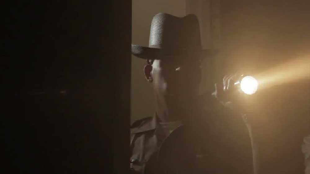 তদন্তকারীরা এ বার তরু‌ণের মা’র গতিবিধি সম্পর্কে খোঁজখবর করে জানতে পারেন, আন্নাম্মা প্রায়শই কেরল এবং বেঙ্গালুরু যান। ফোনকলের সূত্র ধরে এ বার তদন্তকারীরা পৌঁছে যান বেঙ্গালুরু। তবে ছদ্মবেশে।