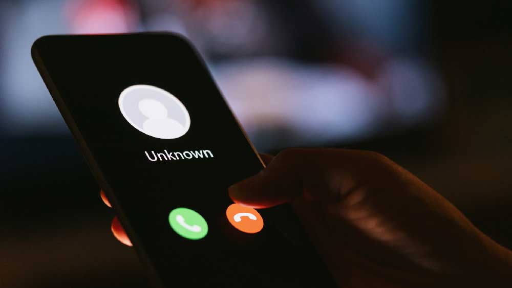 নতুন করে তদন্তে নেমে তরুণের মা আন্নাম্মা চাকো-সহ বহু ঘনিষ্ঠের ফোন কল রেকর্ড করা শুরু করে পুলিশ। এক দিন তরুণের মা’র কাছে বেঙ্গালুরুর একটি অফিসের ল্যান্ডলাইন থেকে ফোন আসে। সেই সূত্র ধরেই এ বার এগোতে থাকেন তদন্তকারীরা।