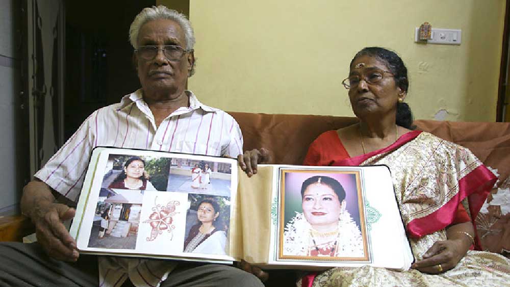 কেস বন্ধ হলেও সজনীর মা-বাবা নিজেদের দাবিতে অনড় ছিলেন। তাঁদের আরও দাবি, বান্ধবীর সঙ্গে সম্পর্ক গড়তেই স্ত্রীকে খুন করেছে তরুণ।