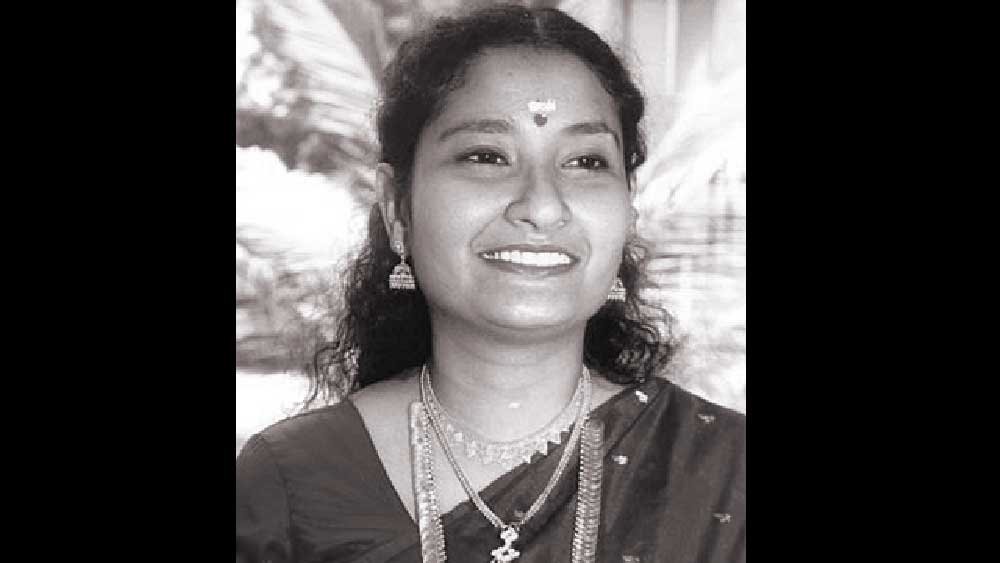 বিয়ের চার মাসের মাথায় খুন হয়েছিলেন ২৬ বছরের সজনী জিনারাজ। আমদাবাদের ওই ব্যাঙ্ক এগ্‌জিকিউটিভের স্বামী তরুণকুমার জিনারাজের দাবি ছিল, ডাকাতি করতে এসে বাধা পেয়ে দুষ্কৃতীরা তাঁর স্ত্রীকে শ্বাসরোধ করে খুন করেছে। যদিও সজনীর ঘরে ছড়ানো-ছেটানো জিনিসপত্র দেখে খটকা লেগেছিল তদন্তকারীদের। কিন্তু খুনি কে?