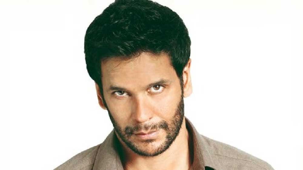 মিলিন্দকে নিয়ে ছবিটির ৭৫ শতাংশ শ্যুটিংও হয়ে গিয়েছিল। কিন্তু তার পরই প্রযোজকরা কোনও অজ্ঞাত কারণে ফিল্মের শ্যুটিং বন্ধ রাখেন।