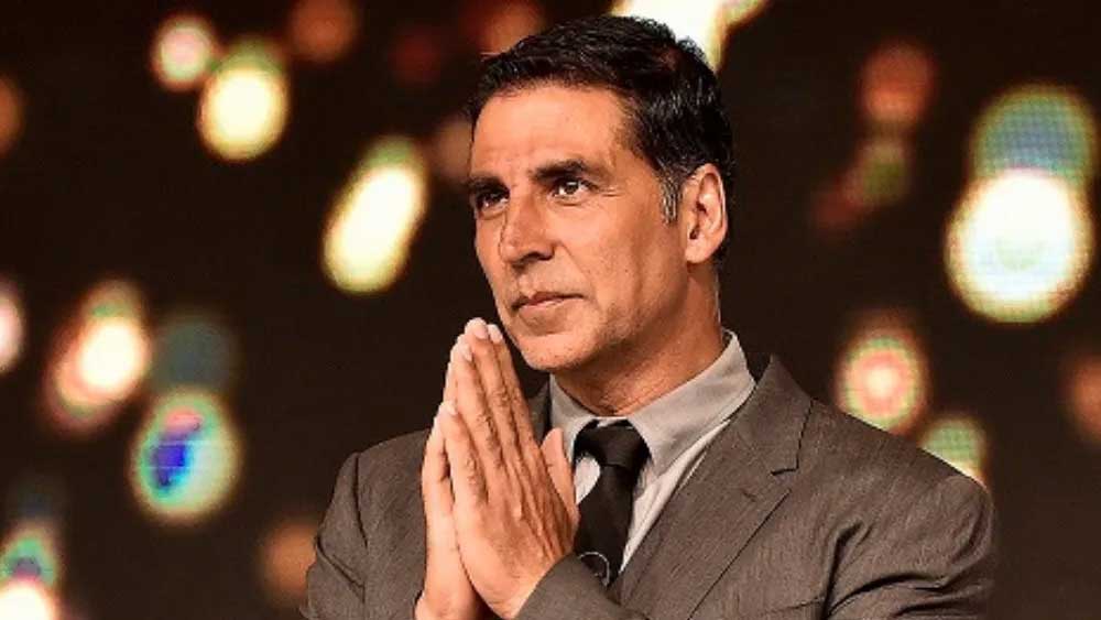 কিন্তু তাঁকে বাছা হয়নি। অক্ষয় পরে এক সাক্ষাৎকারে বলেন, ‘‘আমিও স্ক্রিন টেস্ট দিই। কিন্তু আমাকে ওঁরা পছন্দ করেননি। তাই ওঁরা আমাকে বাতিল করেন।’’ এর পর এই চরিত্রটি যায় মিলিন্দের কাছে।