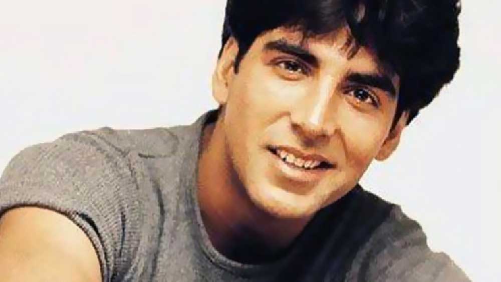 অক্ষয় তখন ইন্ডাস্ট্রিতে নতুন। নায়ক হিসাবে অভিষেক ১৯৯১ সালে ‘সৌগন্ধ’  ছবিতে।