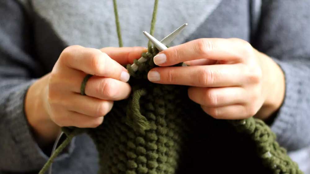 উল বোনার কথা বললে চোখের সামনে ভেসে ওঠে শীতের দুপুরে উল আর কাঁটা হাতে কোনও মহিলা বসে আছেন। তবে কাজ নিয়ে এই ‘লিঙ্গভেদ’ ভেঙেছেন ২৮ বছরের এক যুবক। তাঁর নাম সোহেল নারগুন্ড। বেঙ্গালুরুতে কর্মরত এই ইঞ্জিনিয়ার এখন খ্যাতনামী সোয়াটার বিক্রেতা।