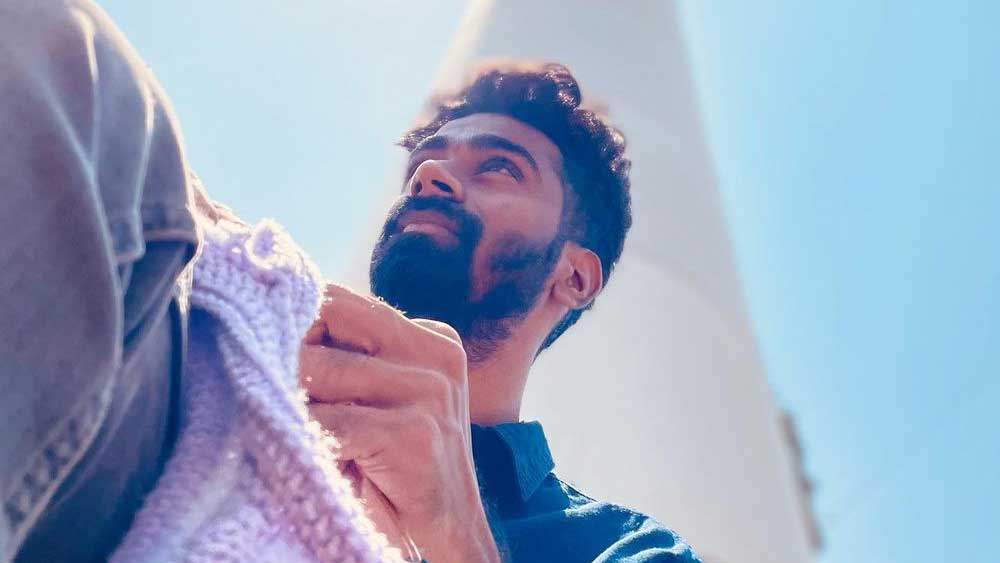 মাত্র এক বছর আগের কথা। ব্যক্তিগত জীবনে বেশ টলোমলো পরিস্থিতি। মানসিক অশান্তিতে ভুগছিলেন ২৮ বছরের সোহেল। বেরিয়ে আসার পথ খুঁজছিলেন নিজেই। এক দিন গুগল করতে করতে বেশ কিছু পরামর্শ পান। সেখানে এক জায়গায় দেখেন, উল বুনলে মানসিক অস্থিরতা কমে। 