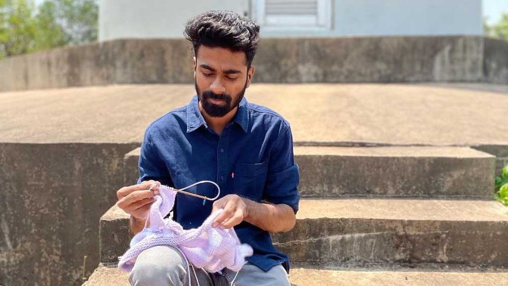 উল বোনার ব্যাপারটা মনে ধরে সোহেলের। ইউটিউবে একের পর এক ভিডিয়ো দেখে উল বোনার চেষ্টা করতে থাকেন। কিনে ফেলেন উল আর কাঁটা। ভিডিয়ো দেখতে দেখতে উল-কাঁটা দিয়ে এক একটি ছোট্ট ঘর বোনার পরিশ্রম করেছেন। সড়গড় হয়ে এক দিন অনেক উলের গোছা কিনে ফেললেন সোহেল।