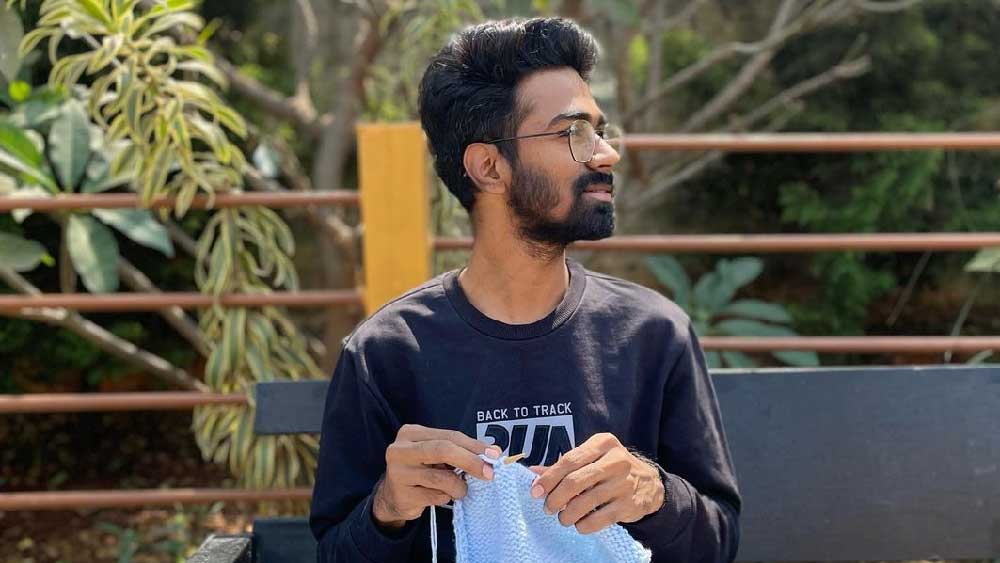 ছেলে কাজ থেকে ফিরে এসে উল আর কাঁটা নিয়ে বসে পড়ছে, দেখে একটু অবাকই হয়েছিলেন বাড়ির লোকজন। কিন্তু ছেলের মানসিক অবস্থার কথা জেনে কেউ কিছু বলতেন না। বরং কিছু দিন পর তাঁরা লক্ষ্য করলেন সোহেল বেশ ভালই আছেন।