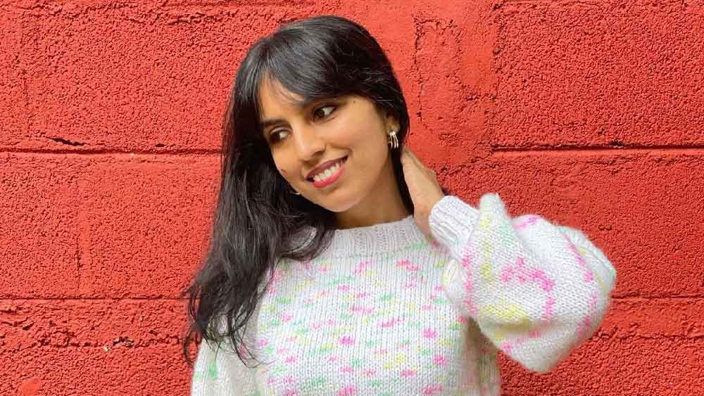 বন্ধুদের কাছে দাদার দেওয়া উপহার দেখিয়েছিলেন বোন। তার পর বোনের একের পর এক বন্ধুর আবদার আসতে শুরু করে। সেই শুরু। তার পর হতাশা কাটানোর উপায় কী রকম হয়ে উঠল একটা নেশার মতো। অফিসের কাজের সময় বাদে প্রায়ই উল নিয়ে বসে পড়তেন ইঞ্জিনিয়ার।