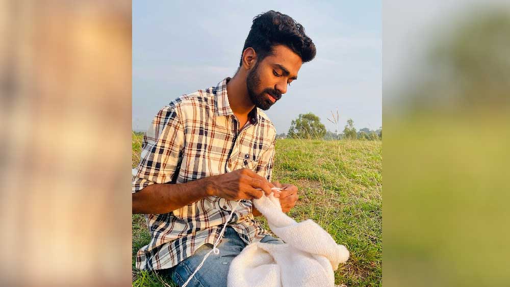  শুরুটা কী ভাবে করেছিলেন? সোহেল বলেন, ‘‘এমন একটা কাজের খোঁজ করতাম, যা আমার ৬০ বছর বয়সেও ভাল লাগবে। উল বোনা আমার কাছে তেমনই।’’ ২০২১ সালের সেপ্টেম্বর মাসে ইনস্টাগ্রাম পেজ তৈরি করেছিলেন সোহেল। সেখান থেকেই শুরু প্রথম বিক্রি। তাঁর ইনস্টা পেজের নাম ‘দ্য রাফ হ্যান্ড নিটার’। 