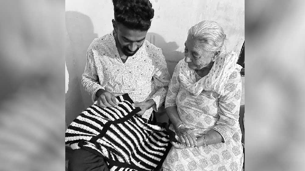 কিন্তু কখনও মনে হয়নি, উল বোনা একটা পুরনো দিনের কাজ? আজকাল সবাই তো শপিং মলে জিনিস কেনেন। তা ছাড়া অনেকে বিশ্বাস করেন, এ কাজগুলো মেয়েদের। একটি সংবাদমাধ্যমকে দেওয়া সোহেলের উত্তর, ‘‘কোনও কাজই লিঙ্গভিত্তিক নয়। আসলে কিছু মানুষ লিঙ্গভেদে বিশ্বাস করেন। আমি কখনও ভাবি না, ‘এটা মহিলাদের কাজ, ওটা পুরুষের’।’’ তিনি জানান, দিদা ভাল সোয়েটার বুনতে জানতেন। এখন আক্ষেপ হয়, কেন আগে দিদার কাছে সোয়েটার বানানো শিখলেন না।