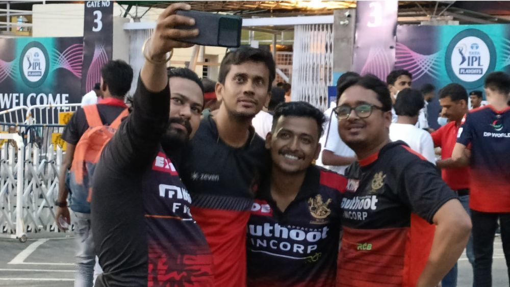 ইডেনের বাইরে বেঙ্গালুরুর দর্শকরা।