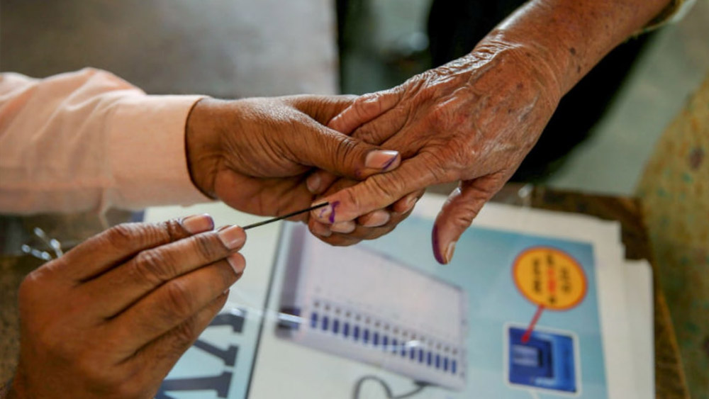 প্রায় এক দশক ধরে ভোটকুশলী হিসাবে কাজ করছেন সুনীল। কাজ করেছেন প্রায় এক ডজনেরও বেশি মুখ্যমন্ত্রীর সঙ্গে।