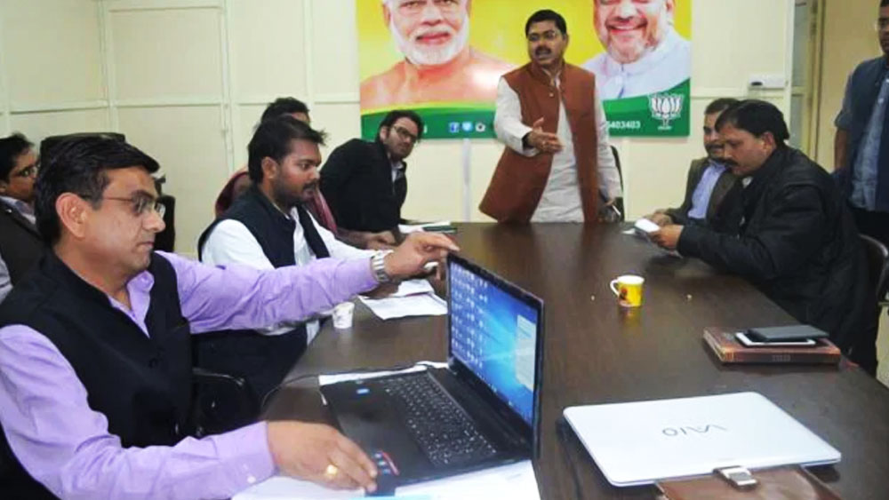 ২০১৭ সালে উত্তরপ্রদেশ বিধানসভা নির্বাচনেও বিজেপির হয়ে কাজ করেন তিনি। এক সময় বিজেপির ভোটকুশলী সংস্থা, ‘অ্যাসোসিয়েশন অফ ব্রিলিয়ান্ট মাইন্ডস(এবিএম)’-এরও প্রধান ছিলেন সুনীল।