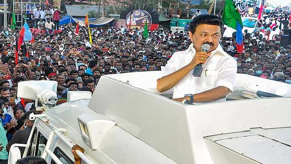 এর পর প্রায় তিন বছর প্রচারের বাইরে ছিলেন সুনীল। আবার ২০১৬ সালে মূলধারার রাজনীতিতে ফিরে আসেন ডিএমকে প্রধান এবং বর্তমান তামিলনাড়ুর মুখ্যমন্ত্রী এম কে স্টালিনের নির্বাচনের দায়িত্ব নিয়ে।