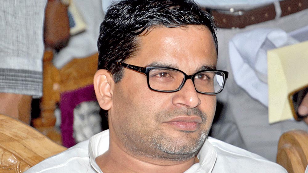 চরিত্রিক বৈশিষ্ট্যের নিরিখেও পিকে-র থেকে বেশ খানিকটা আলাদা সুনীল। অনেকটাই প্রচারবিমুখ। পিকে নেটমাধ্যমে ব্যক্তিগত রাজনৈতিক মতামত নিয়ে বেশ সোচ্চার। অন্যদিকে সুনীল কোনও নেটমাধ্যমেই নেই।