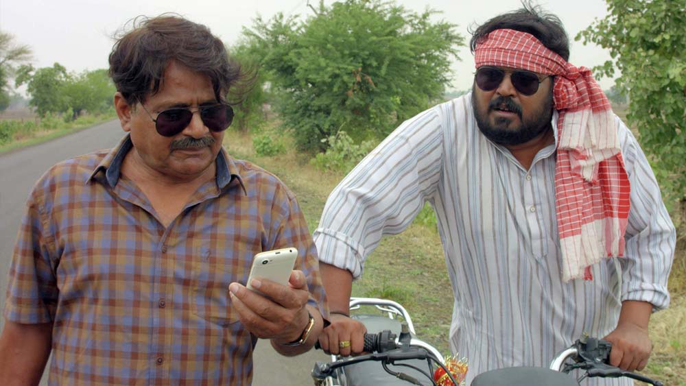 মেঠো লোকজনের ভিড়ে আচমকাই এসে হাজির হন এক পঞ্চায়েত সচিব। রয়েছেন গ্রামপঞ্চায়েতের মহিলা প্রধান। তবে বকলমে তাঁর স্বামীই যাবতীয় ক্ষমতা ভোগ করেন। তিনি যেন আক্ষরিক অর্থেই গ্রামের ‘প্রধানজি’। আর রয়েছেন উপপ্রধান। সঙ্গে গ্রামের সাদাসিধা বাসিন্দারা। এবং অবশ্যই তাঁদের নিত্য দিনের কীর্তিকলাপ। এই নিয়েই জমজমাট ‘পঞ্চায়েত’!