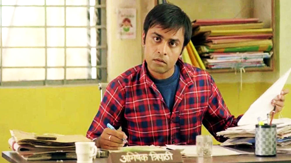 চাকরির তাগিদে শহুরে জীবনের বিলাস ছেড়ে গ্রামে গিয়ে  কী ভাবে ধীরে ধীরে খাপ খাইয়ে নেন সচিবজি অভিষেক ত্রিপাঠী, তা চোখে আঙুল দিয়ে দেখিয়েছেন ‘কোটা ফ্যাক্টরি’র জীতু ভাইয়া ওরফে জীতেন্দ্র কুমার। 