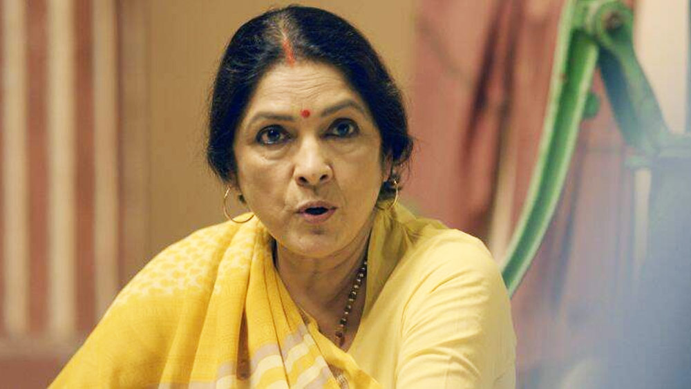 পঞ্চায়েত প্রধান হলেও সংসারের কাজে ব্যস্ত মঞ্জু দেবীর ভূমিকায় নিজেকে অন্য মাত্রায় তুলে ধরেছেন নীনা গুপ্ত। এ সিরিজে নারীর ক্ষমতায়নের গালভরা কথা না বলেও এক সময় নিজের দায়িত্ব বুঝে নিয়েছেন। তা করতে গিয়ে দ্বিধাদ্বন্দ্বের রেখা ফুটিয়ে তুলেছেন নীনা।