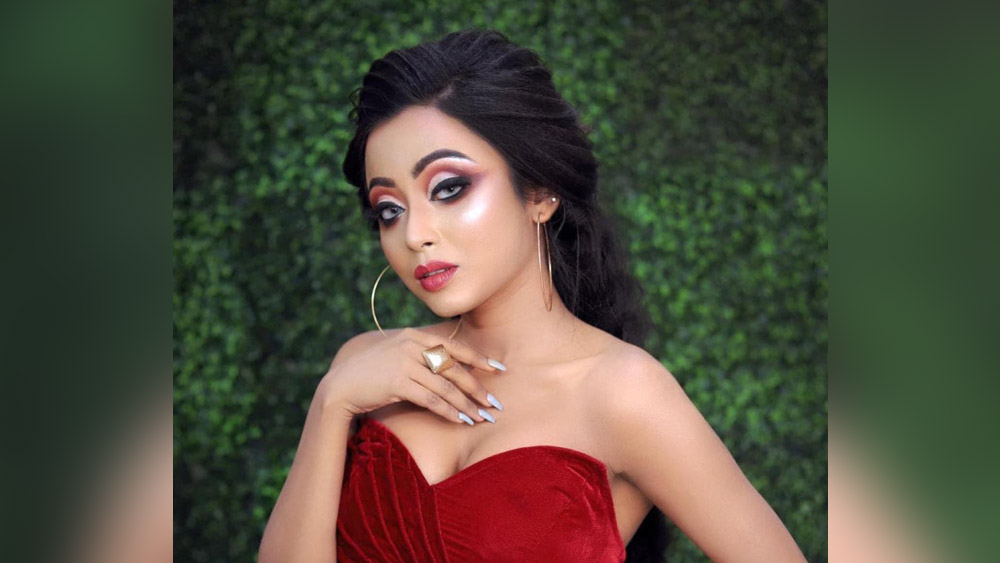 মডেলিং জগতের মানুষজনের কাছে বিদিশার পেশাদার চেহারাই ফুটে উঠেছে। তবে আঁকায় পটু, মিশুকে, হাসিখুশি স্বভাবের বিদিশার মনের কোণে কি অন্ধকার জমা হয়েছিল? অবসাদেই কি ‘আত্মঘাতী’ হলেন তিনি? তাঁর অস্বাভাবিক মৃত্যুর পর এমন বহু প্রশ্ন তুলছেন ঘনিষ্ঠরা।