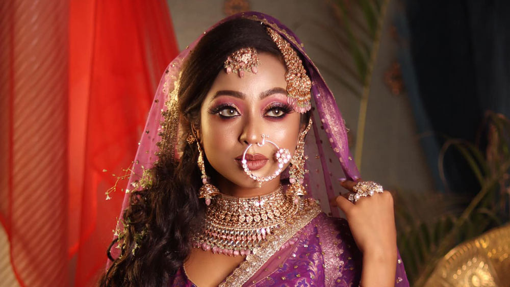 নৈহাটির সেই মধ্যবিত্ত জগৎ ছে়ড়ে গ্ল্যামার দুনিয়ার পা রেখেছিলেন বিদিশা। ঘনিষ্ঠ সূত্রের দাবি, আর্থিক ভাবে সচ্ছল মেয়েটি সম্প্রতি অবসাদে ভুগছিলেন। যদিও তা নিয়ে তিনি চিকিৎসকের সাহায্য নিয়েছিলেন কি না অথবা আদৌ এই দাবি যথার্থ কি না, তা জানা নেই।