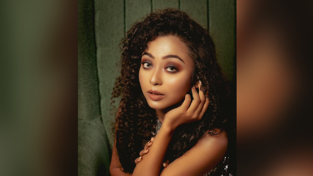 পুলিশ সূত্রে খবর, বুধবার রামগড় কলোনির দু’কামরার ফ্ল্যাট থেকে গলায় ওড়নার ফাঁস দেওয়া বিদিশার ঝুলন্ত দেহ উদ্ধার হয়েছে। তাঁর ঘরের দরজা ভিতর থেকে বন্ধ করা ছিল। মিলেছে একটি সুইসাইড নোটও।