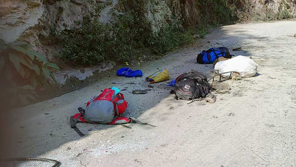 দুর্ঘটনাস্থলে পড়ে রয়েছে পর্যটকদের ব্যাগ। 