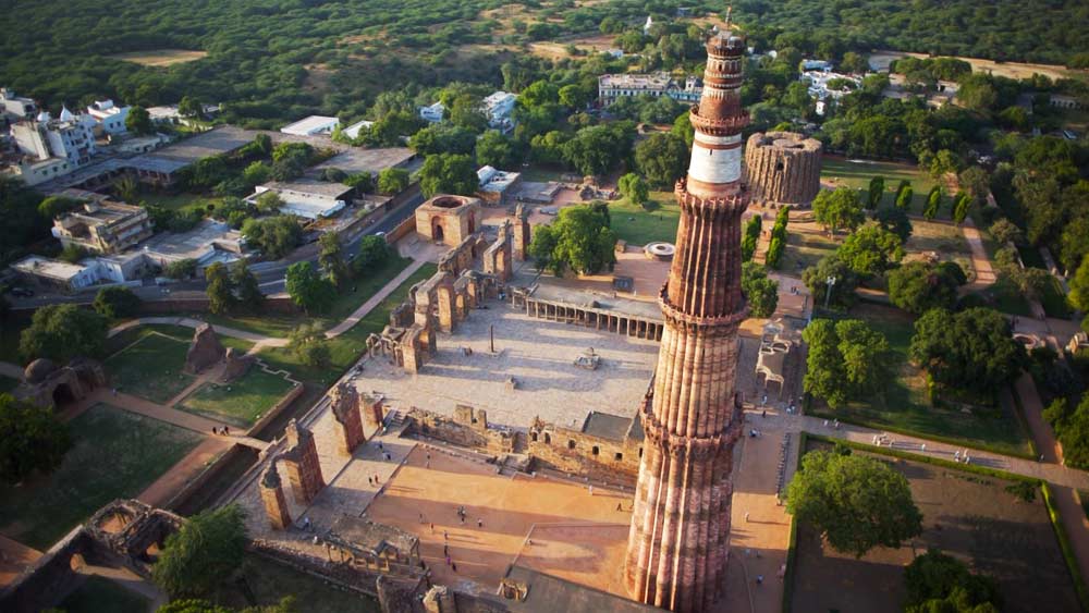 ফিরোজ শাহের সময়ই নির্মিত হয়েছিল ২৩৮ ফুট উঁচু মিনারের পঞ্চম তলা। পরবর্তী সময় সুলতান সিকন্দর লোদিও ভূমিকম্পে ক্ষতিগ্রস্ত কুতুবের ভেঙে পড়া বেশ কিছু অংশ পুনর্নির্মাণ করেছিলেন। আলাউদ্দিন খিলজির সময় বাঁধানো হয়েছিল কুতুবের প্রশস্ত প্রাঙ্গণ।