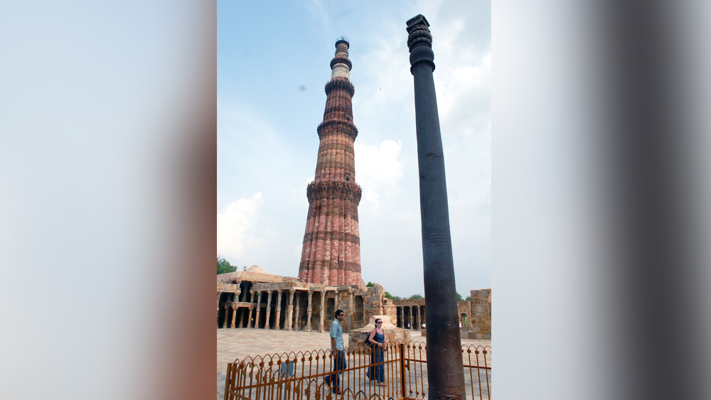 সরকারি হিসেব বলছে, ২০০৬ সালে তাজমহলের চেয়েও বেশি পর্যটক এসেছিলেন কুতুব দর্শনে। আগে উপরে ওঠার ব্যবস্থা থাকলেও ১৯৮০ সালে দুর্ঘটনায় পদপিষ্ট হয়ে ৪৫ জনের মৃত্যুর পর পাকাপাকি ভাবে বন্ধ করে দেওয়া হয় মিনারের দরজা।