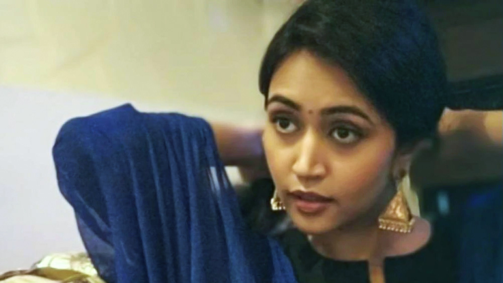 ওয়েব সিরিজের প্রথম পর্বে পুরো অংশ জুড়ে তাঁর নাম বার বার উল্লেখ করলেও শেষ দৃশ্যে এক ঝলকের জন্য রিঙ্কিকে দেখানো হয়েছিল। কোনও সংলাপ ছিল না তাঁর।