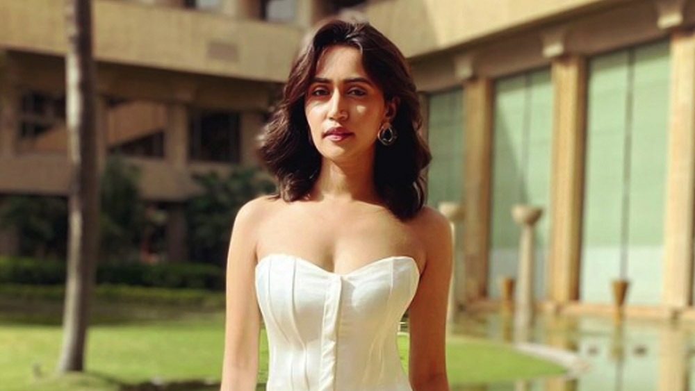 সিরিজ জুড়ে তাঁকে চুড়িদার, সালোয়ার পরে দেখা গেলেও নেটমাধ্যমে এমন অনেক ছবি রয়েছে, যেখানে তাঁকে পশ্চিমি পোশাকে দেখা গিয়েছে।