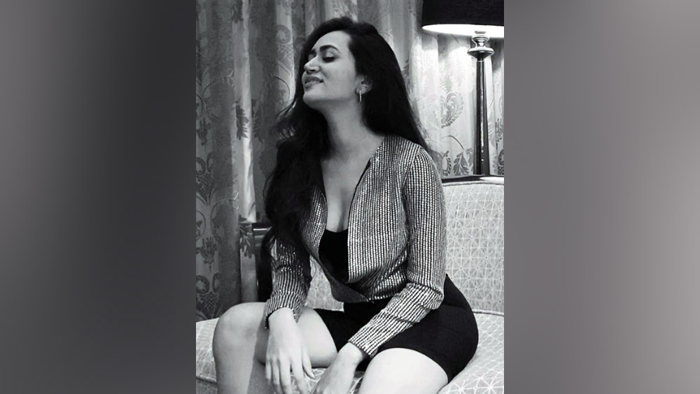 সেই ছবিগুলিও আলাদাভাবে নজর কাড়তে বাধ্য। ইনস্টাগ্রামে ‘সানভিকা’ নামে থাকলেও কয়েকটি ওয়েবসাইটের দাবি, তাঁর আসল নাম পূজা সিংহ। যদিও ওটিটি প্ল্যাটফর্মে অভিনেতা হিসাবে তাঁর ‘সানভিকা’ নামটিরই উল্লেখ রয়েছে।