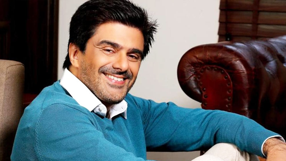 হাডসন নদীর মুখোমুখি বাড়ি। নিউ ইয়র্কে প্রভাবশালী বিনিয়োগকারী হিসাবে সফল জীবন কাটাচ্ছিলেন। কিন্তু মুম্বইয়ে নিজের স্বপ্নপূরণের উদ্দেশ্যে এসে অবসাদের শিকার হন।