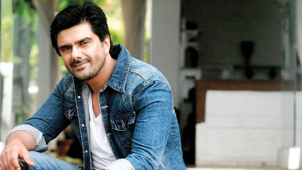 নিউ ইয়র্কে থাকাকালীন থিয়েটারের প্রতি তাঁর আগ্রহ জাগতে শুরু করে। তাই অভিনয় শেখার একটি কোর্সে ভর্তি হন। ধীরে ধীরে নিজের কর্মজীবনের প্রতি ভালবাসা হারিয়ে যায় তাঁর। অভিনয় জগতে খ্যাতি অর্জন করবেন ভেবে সুদূর আমেরিকা থেকে মুম্বই পাড়ি দেন সমীর।