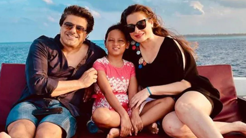 এক সময় এই জুটি অভিনয় জগতে মোটামুটি সফল হলেও ধীরে ধীরে বলিউড থেকে নিজেদের গুটিয়ে নিতে থাকেন। মুম্বইয়ে নীলম তাঁর গয়নার ব্যবসা নিয়ে ব্যস্ত হয়ে পড়েন।