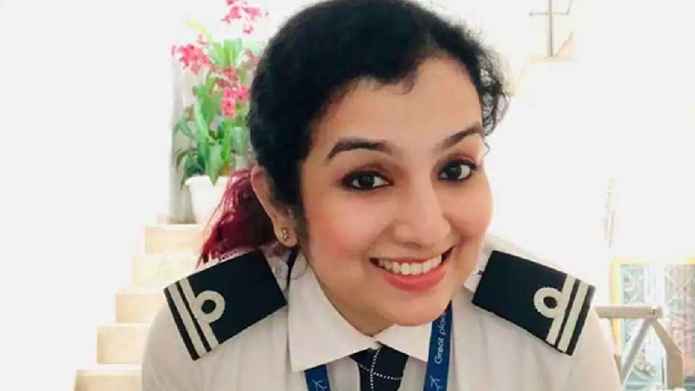 বিমানবন্দরের লাউঞ্জে মাথা থেকে পা পর্যন্ত পোশাকে ঢাকা মহিলাদের ভিড়ে সাদা ইউনিফর্ম পরে হেঁটে যাচ্ছিলেন হানা মহসিন খান।