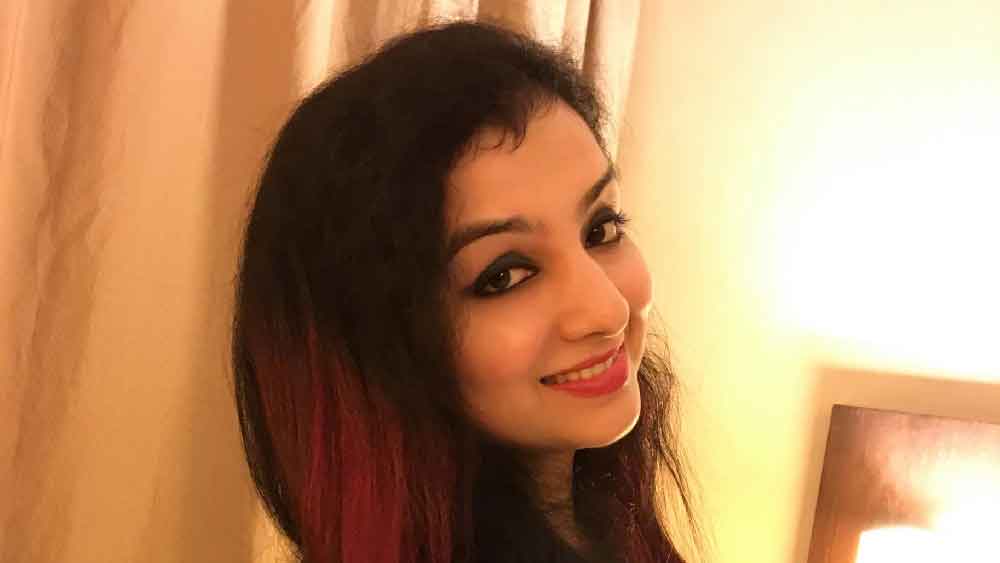 পরনে পাইলটের পোশাক। সাদা শার্ট, সাদা ট্রাউজার, টান টান বাঁধা চুল। ভিড়ের মধ্যে নিজেকে একটু অন্যরকমই লাগছিল তাঁর। হানা ভাবছিলেন ভাগ্যের সামান্য হেরফেরে ঠিক এইখানেই এ ভাবে আপাদমস্তক ঢেকে দাঁড়ানোর কথা ছিল তাঁরও।