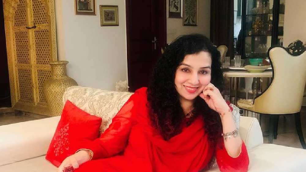 আরবেই জন্ম হানার। পেশায় পাইলট। রক্ষণশীল সমাজে বড় হয়েছেন। কাছ থেকে দেখেছেন মেয়েদের পদে পদে চোখরাঙানির মুখোমুখি হতে।