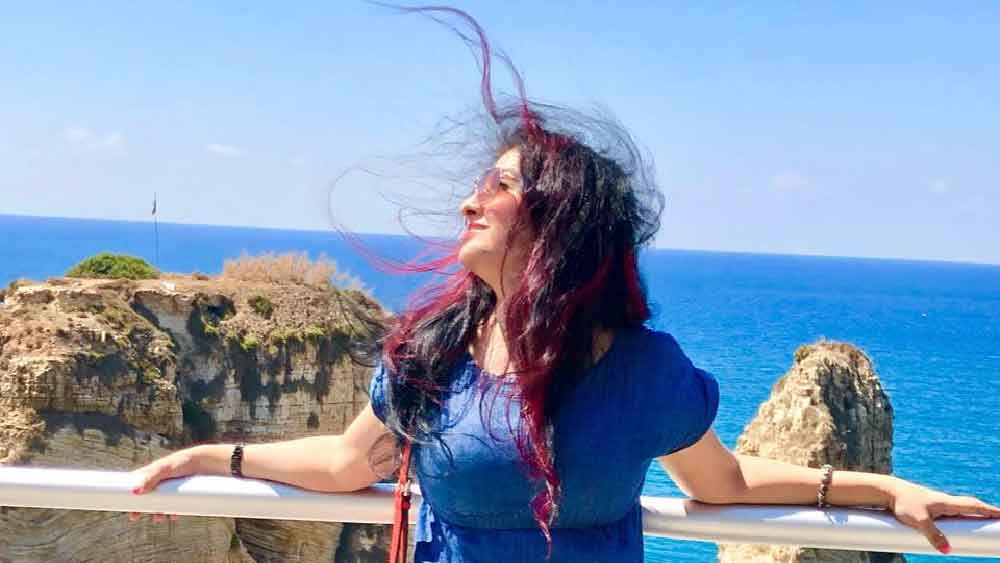 বছর চারেক আগেও এ দেশের মেয়েরা গাড়ির চালকের আসনে বসার সাহসই পেতেন না। গাড়ি চালানো তো দূর অস্ত‌্। সেই আরবে হানা ঢুকলেন প্লেন উড়িয়ে। রক্ষণশীল সমাজের রক্ষকদের অনেকেই হয়তো নিশ্চিন্তে বসে ছিলেন তাঁর বিমানের আসনে।