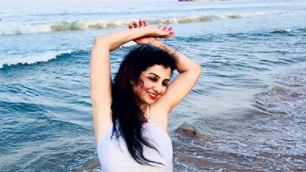 সৌদি আরবের মেয়ে হানা মহসিন বহু বছর ধরেই বাণিজ্যিক বিমান ওড়াচ্ছেন। বহু দেশ ঘুরেছেন। তবে এই প্রথম নিজের দেশে বিমান উড়িয়ে নামলেন।