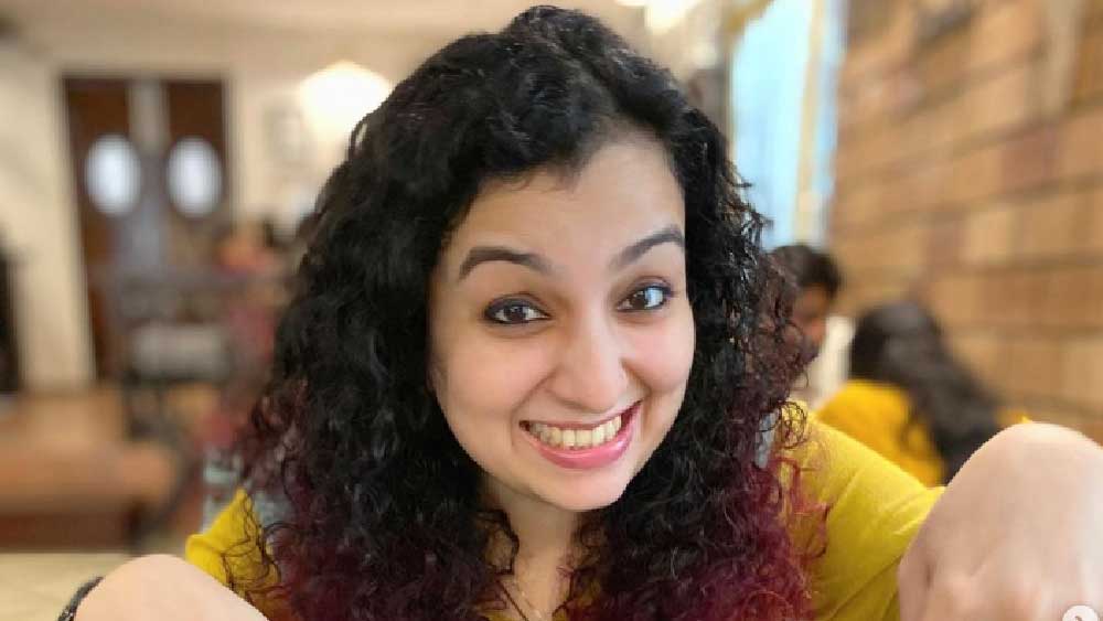 আরবের এই মেয়ে দেশের রক্ষণশীল বাস্তবকে অনেক পিছনে ফেলে এগিয়ে এসেছেন। এক সময়ে পেশাদার সাংবাদিক ছিলেন। আরবের মহিলাদের অধিকার নিয়েও লড়েছেন দীর্ঘ দিন। হানা এক জন নারী আন্দোলন কর্মী।