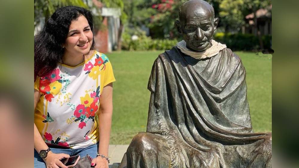 হানা অবশ্য এখন ভারতের বাসিন্দা, দিল্লিতে থাকেন। ভারতের একটি বেসরকারি বিমান সংস্থার পাইলট তিনি। কিছু দিন আগে পুজোর সময় ঘুরে গিয়েছেন কলকাতাতেও।