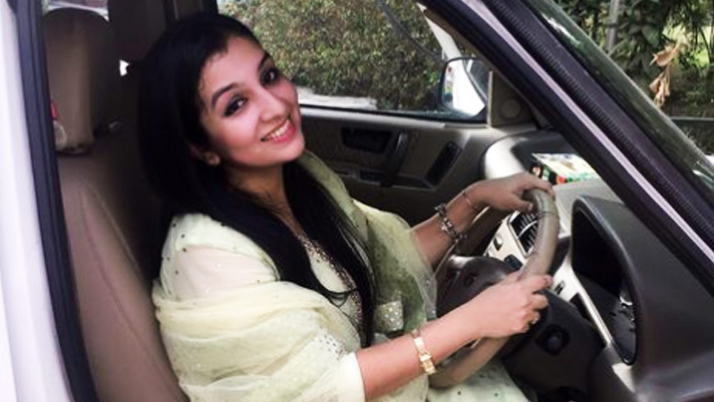 টুইটারেও এই অনুভূতির কথা জানিয়েছেন হানা। লিখেছেন, ‘শেষ বার যখন এখানে ছিলাম, তখন মহিলাদের গাড়ি চালাতে দেওয়া হত না।’ নিজের প্লেন ওড়ানোর কথা আলাদা ভাবে উল্লেখ করেননি হানা। তবে লিখেছেন, ‘অদ্ভুত অধিবাস্তব অনুভূতি হচ্ছে।’