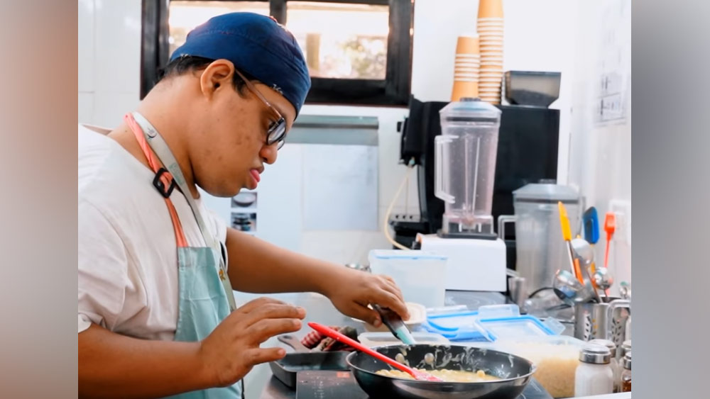 এখানকার রাঁধুনি থেকে শুরু করে যাঁরা খাদ্য পরিবেশন করেন, তাঁদের মধ্যে কেউ ‘অটিজম’, কেউ ‘ডাউন সিন্ড্রোম’ জাতীয় রোগে আক্রান্ত।