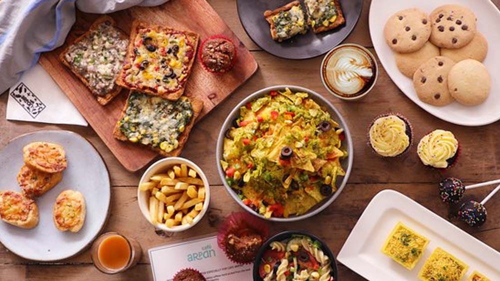 চা-কফি-সহ এখানে পিৎজা, বার্গার এমনকি মেক্সিকান খাবারও পাওয়া যায়। হাতে তৈরি নানা স্বাস্থ্যকর খাবারও মেলে এই ক্যাফেতে।