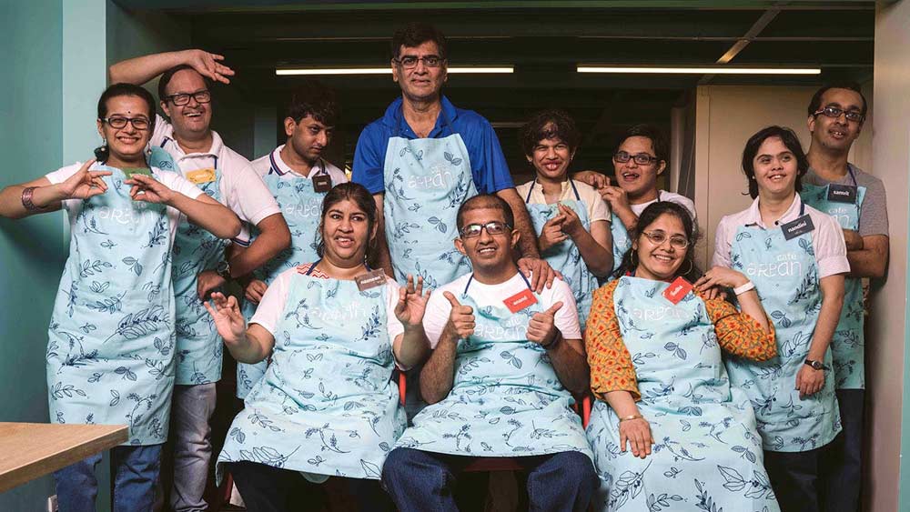 মুম্বইয়ের এক স্বেচ্ছাসেবী সংস্থা সাহায্যের হাত বাড়িয়েছে তাঁদের। শুধু মাত্র আর্থিক সাহায্য নয়, যাঁরা এই ক্যাফেতে খেতে আসেন, তাঁদের সঙ্গে কী রকম আচরণ করা উচিত, তারও প্রশিক্ষণ দেওয়ার ব্যবস্থা করা হয়েছে ওই সংস্থা থেকে।