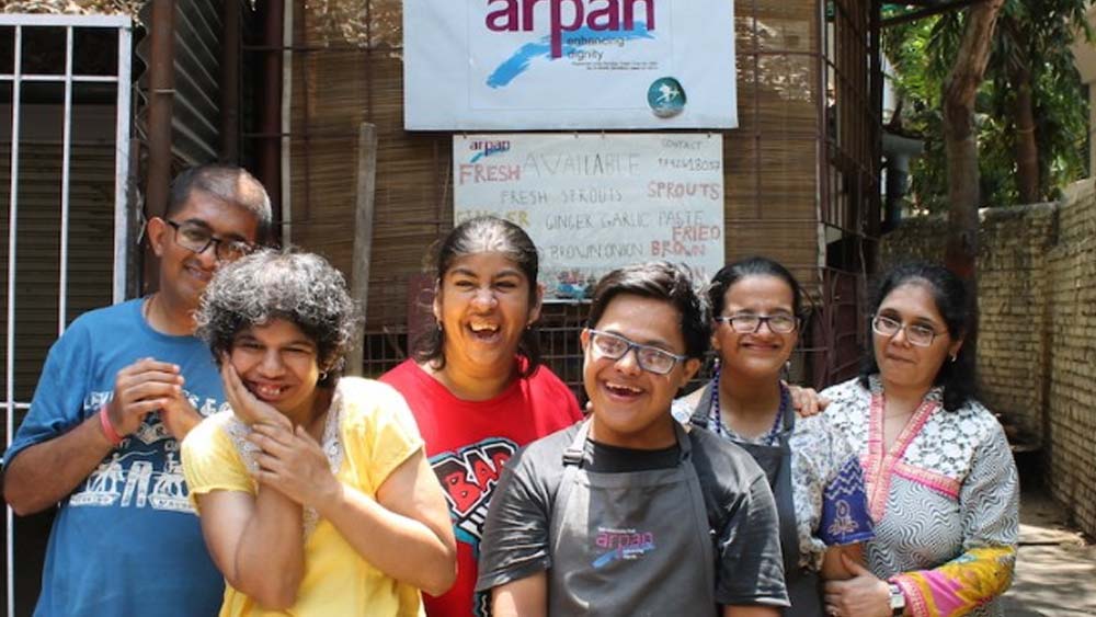 তবে এই পথ চলা বহু বছরের। মুম্বইয়ে ডাব্বা পরিষেবা প্রসিদ্ধ হওয়ায় রান্না করে বাড়ি-বাড়ি খাবার সরবরাহ করতেন বিশেষ চাহিদাসম্পন্ন ব্যক্তিরা।