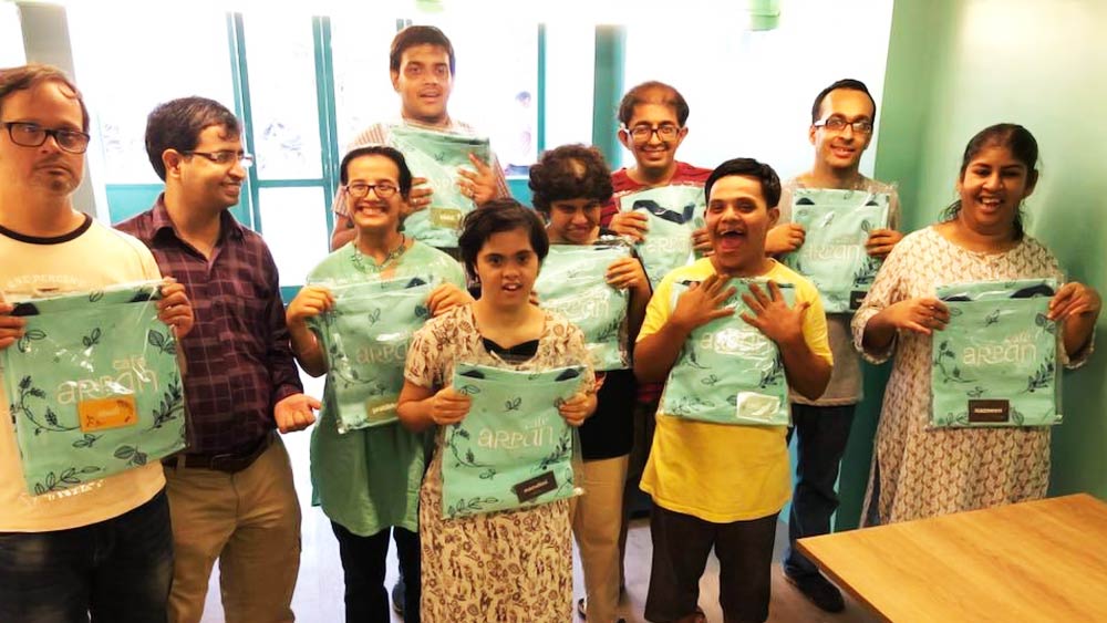 খাবার ছাড়াও এখানে বিক্রি হয় তাঁদের তৈরি টি-শার্ট, কফি মগ ইত্যাদি।