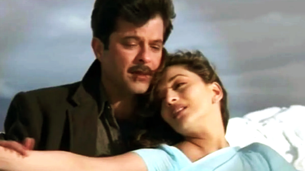 আলাস্কার ঠান্ডায় সেই গানের দৃশ্য। 